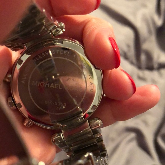 Michael kors silver watch (authentic) - Picture 3 of 4
